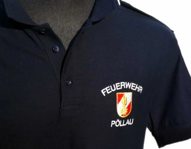 Dunkelblaues Feuerwehr-Polo mit gesticktem Wappen