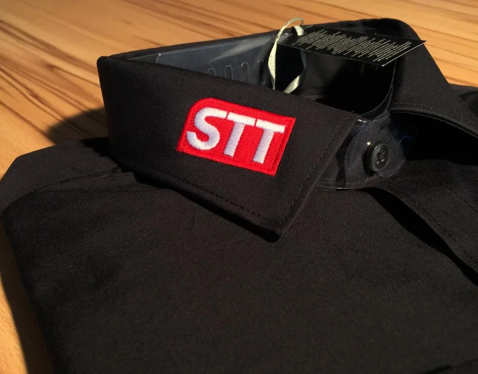Schwarzes Hemd mit gesticktem Patch am Kragen