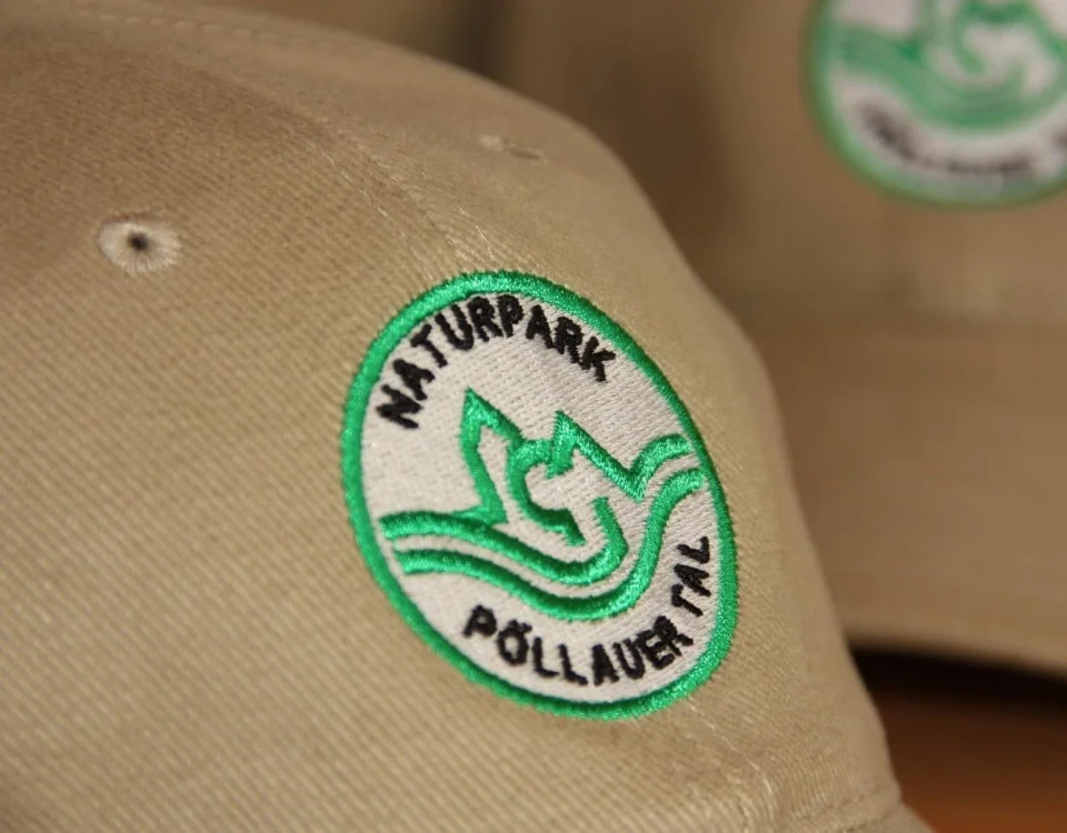Beige Kappe mit gesticktem Logo