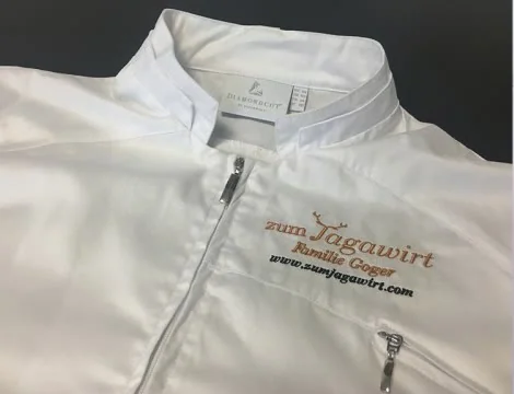 Weiße Kochjacke mit gesticktem Schriftzug