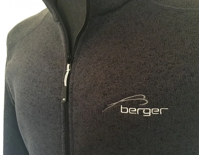 Graue Strickfleecejacke mit gesticktem Logo