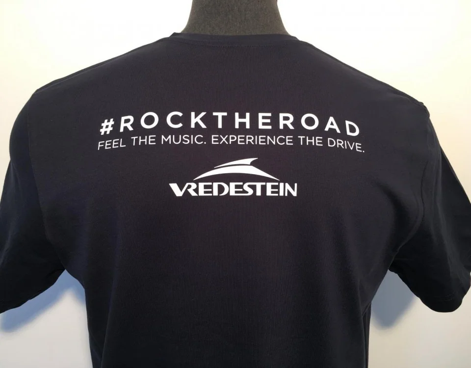 Schwarzes T-Shirt mit Rückendruck